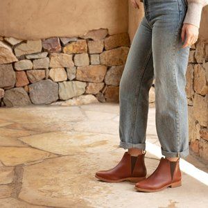 Nisolo Classic Chelsea Boots in Almond 9.5 (fits like a size 9)